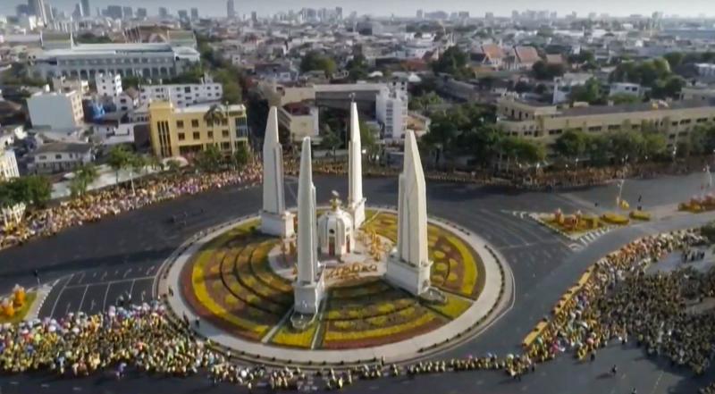 Rakyat Thailand Saksikan Prosesi Penobatan Raja Maha Vajiralongkorn
