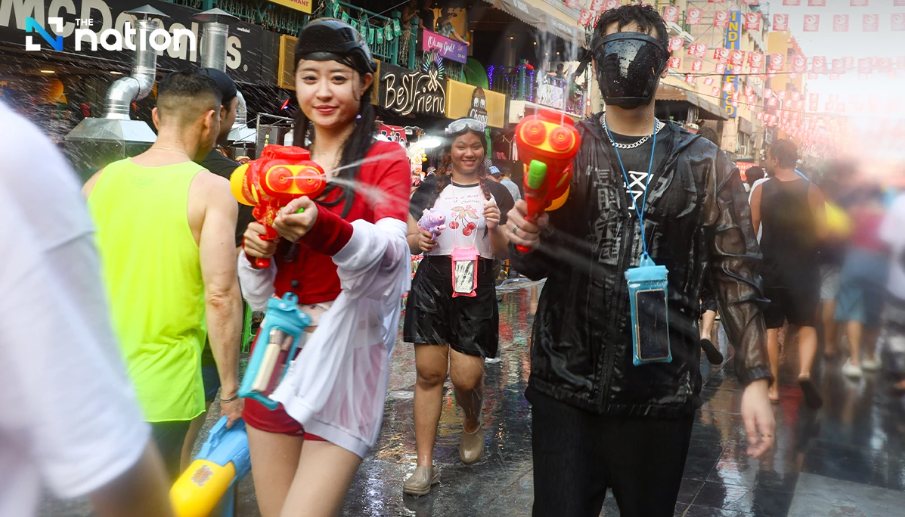 Serunya Aksi Siram Air di Festival Songkran Bangkok, Basah Kuyup