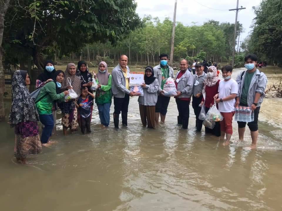 Relawan Thailand Selatan Bantu Korban Banjir