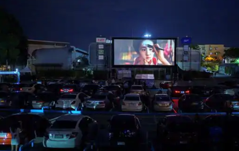 Warga Thailand Padati Bioskop Drive-In Saat Pandemi