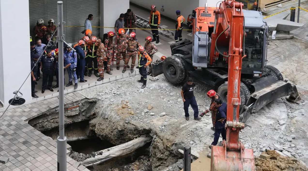 Kasus Turis Hilang di Gorong-Gorong Malaysia, Keluarga Korban Gelar Doa di TKP