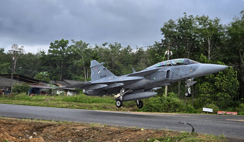 Militer Thailand Sukses Uji Jet Tempur Gripen Mendarat di Jalanan