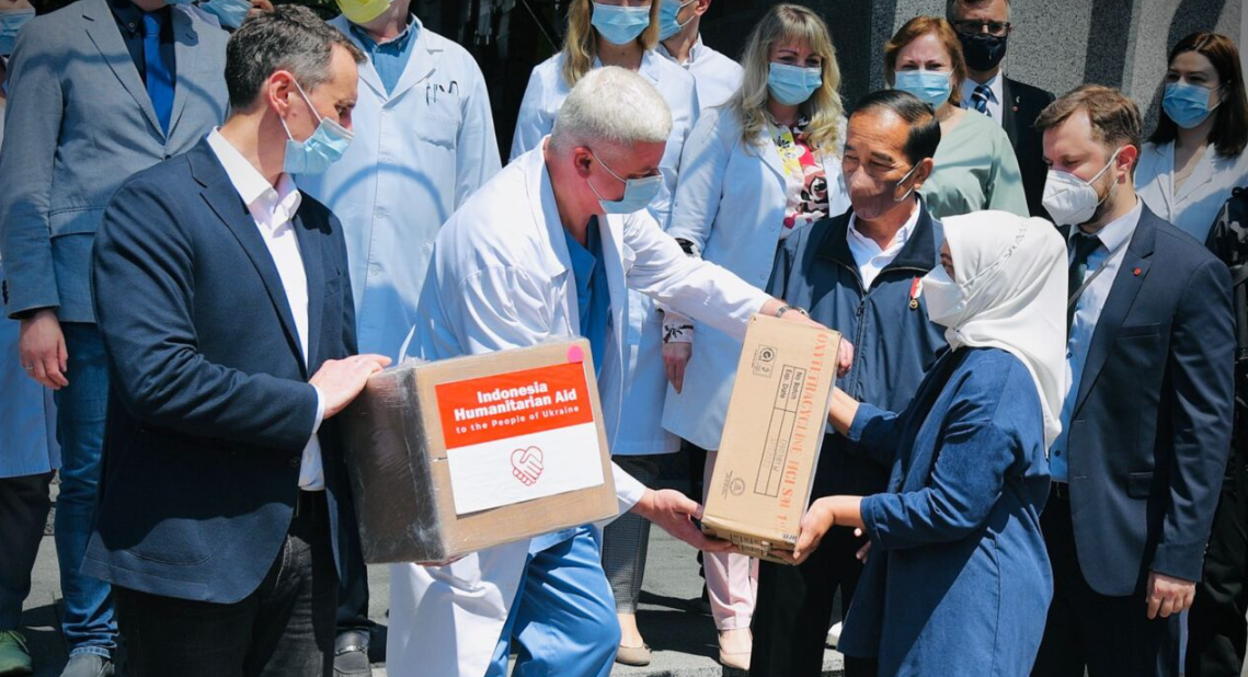 Ibu Iriana Jokowi Serahkan Bantuan kepada Rumah Sakit di Kyiv