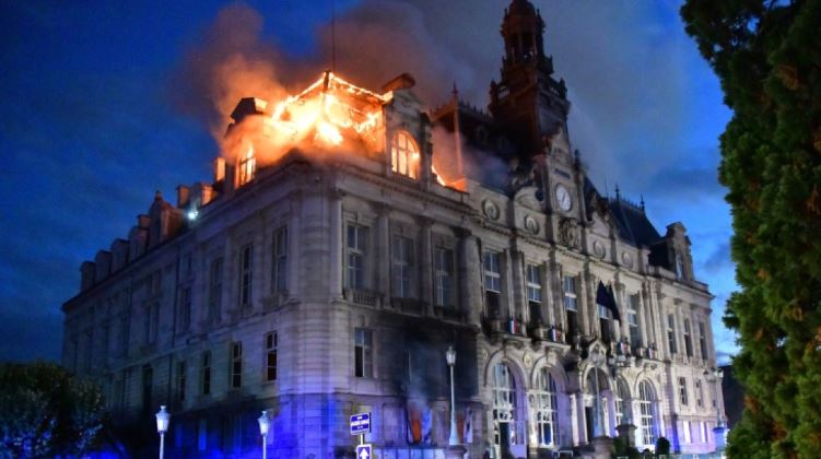 Aksi Protes di Prancis Memburuk, Balai Kota Limoges 143 Tahun Hancur Dibakar