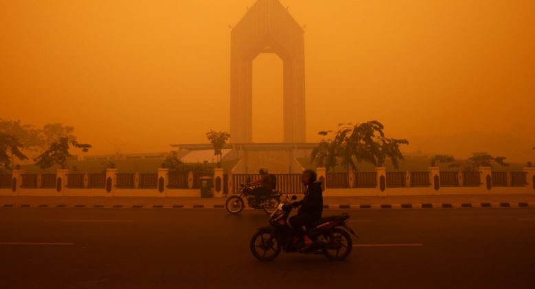 Langit Oranye di Indonesia Akibat Krisis Kabut Asap Karhutla yang Meluas