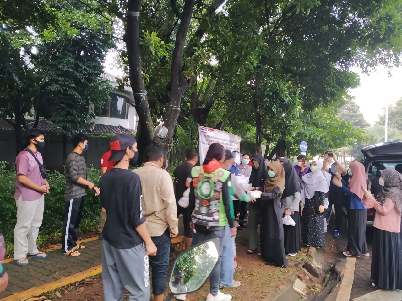 Atase Militer dan Mahasiswa Thailand Bagikan 500 Paket Makanan Buka Puasa