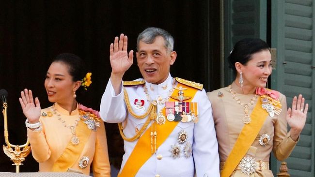 Raja Thailand Sapa Rakyat dari Balkon Istana Usai Pelantikan
