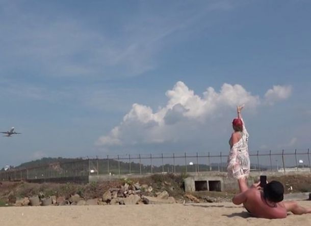 Selfie di Pantai Dekat Bandara Phuket Bisa Terancam Hukuman Mati