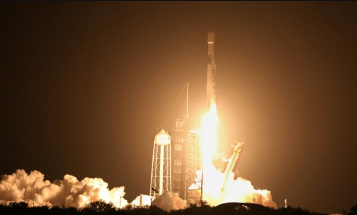Roket SpaceX Diperkirakan Akan Tabrak Bulan, Bumi Tak Terancam