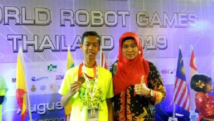 Siswa MTsN Sragen Juara Kompetisi Robotik di Thailand