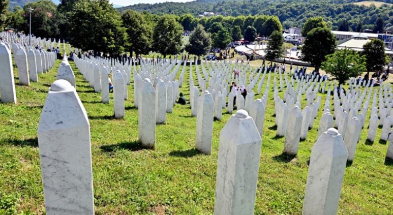 Tragedi Srebrenica: 8 Ribu Pria Muslim Dibantai, Picu Kemarahan Dunia